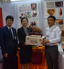 中國(guó)駐泰國(guó)大使館參贊煅煉女士親臨展會(huì)現(xiàn)場(chǎng)，并收藏了劉新安制作的彩陶代表作《小口尖底瓶》